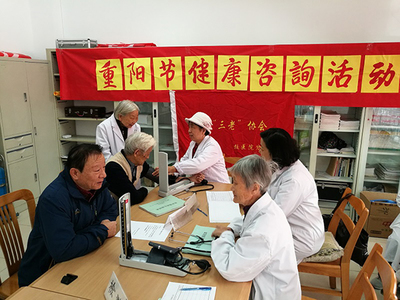 北航校醫院退休職工黨支部重陽送健康，溫暖情意暖夕陽